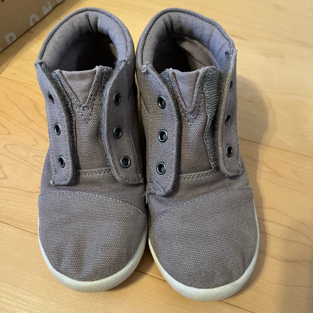 TOMS - Gray Kids Shoes size 10